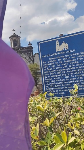 VISITA IGLESIA SA PAMPANGA ⛪️ 📍San Guillermo Parish Church, Bacolor, Pampanga Isa sa mga sikat na simbahan sa Pampanga ay ang San Guillermo Parish Church sa bayan ng Bacolor. Itinayo itong San Guillermo Parish church noong 16th century ng mga prayleng agustino kaya itinuturing na isa sa pinakamatandang simbahan sa buong bansa. Kilala ang simbahan na tinatawag ding Bacolor Church sa kanyang baroque architecture. Makasaysayan ang nasabing simbahan dahil sa kanyang katatagan na nalampasan ang mara