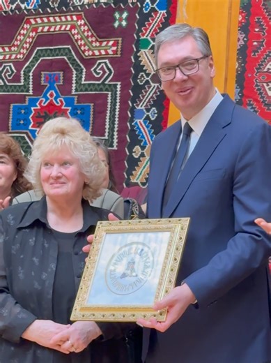 Stara srpska poslovica kaže - kuća ne leži na zemlji, nego na ženi. Drage dame, vi koje ste čuvari pamćenja, svaki bod, svaka šara i tkanina koju ste doneli ovde, u srce države, svedoči da je Srbija najsnažnija onda kada ne zaboravlja ko je. Vi ste dokaz da tradicija nije teret prošlosti, već temelj naše budućnosti. #jasamaleksandar #srbija🇷🇸 #tiktokviral