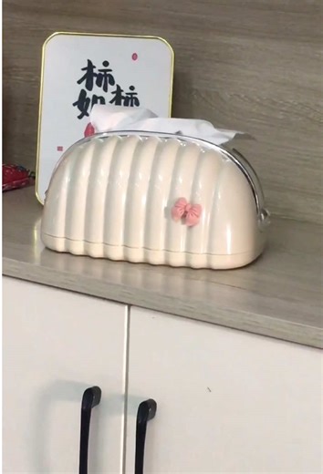 This paper towel box with shell patterns is absolutely too cute! The pink bow really touches the heart of any young girl; it’s definitely a great addition to any desk✨###Shell pattern tissue box #High-value tissue box #Bow tissue box #Desktop tissue storage