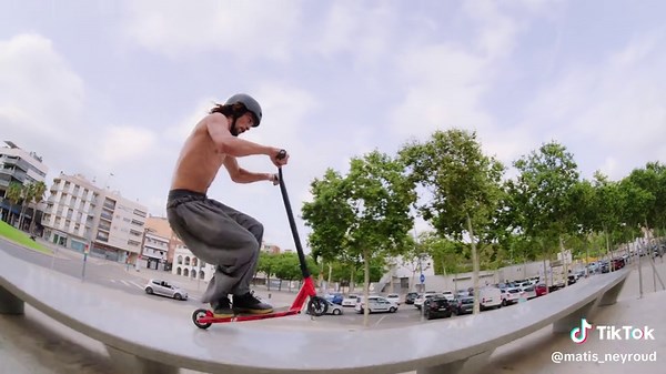 Last trick of my promodel complete scooter video from @NKDSCOOTERS 🤟🏼 don’t forget to use my promo code « NKDscooter10Matis » for -10% NKD products on @Euroskateshop. #nkdscooters