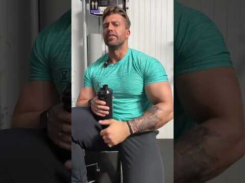 🇺🇸 Attractive American athlete boy flexing muscle LIVE 😳 handsome fit guy shocks viewers