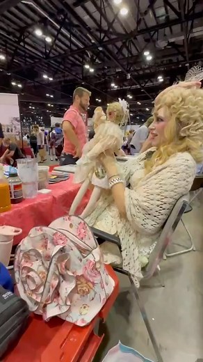 @isabelledoll1927 saying “hi” to everyone at @megaconorlando and #waving with her little #noodlearms #adollslife #rococofashion #cosplay #twinning @damedarcy | Dame Darcy