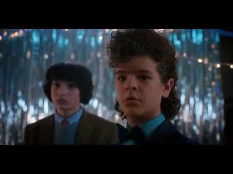 Stranger Things Baile de invierno Dustin forever alone | HD LATINO 2017