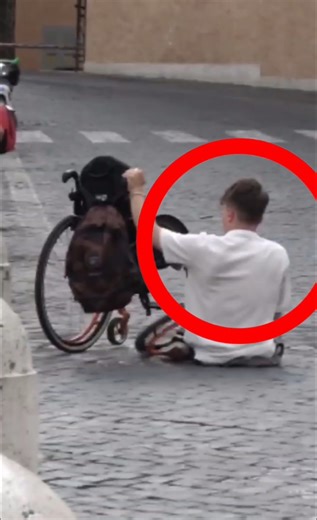 Hij Valt Op De Grond😱😢