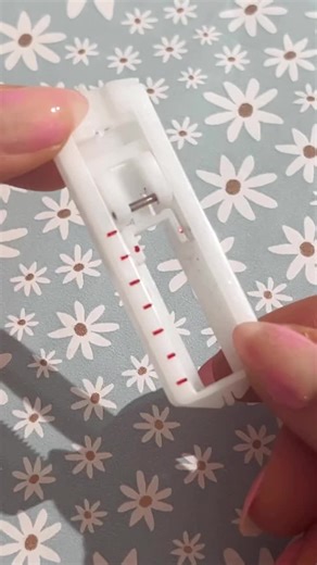 How to sew a buttonhole – Sewing tutorial 🪡 I used to avoid any sewing project that required a buttonhole because I was honestly too nervous to use the buttonhole foot. Now that I finally understand how it works, I wanted to show you exactly what helped me get comfortable with it. 💕 Double layers work best. I’ve found that buttonholes sew so much cleaner when you have two layers of fabric, or a single layer that has been fused with interfacing. It gives the stitches something to grip onto and