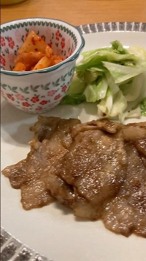 豚肉の焼き肉のタレ炒め キャベツの塩胡椒炒め キムチ ぶっかけ韓国海苔 油揚げの味噌汁 白ごはん #homemadefood #japanesefood #豚肉