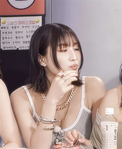 does anyone elses alight motion add random flashes it pmo | ib: @jackture #momo #momotwice #twiceedit #hiraimomo #momoedit