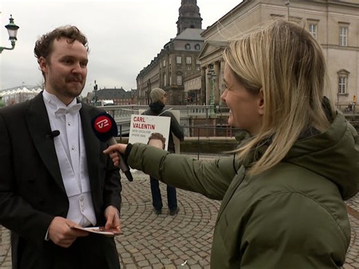 Carl Valentin uddeler valgflyers iført sit planlagte outfit til hofballet