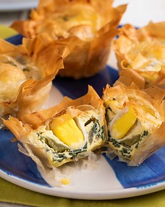 15K views · 143 reactions | Se non sapete cosa preparare per il pranzo di Pasqua, provate queste mini pasqualine di pasta fillo proposte da @giovanni castaldi Vi svolteranno le feste殺 Trovate il testo ricetta qui  https://ricette.giallozafferano.it/Mini-pasqualine-di-pasta-fillo.html | Blog Giallozafferano Secondi Piatti | Facebook