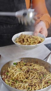 Mongoliska nudlar med färs😍 Smakrik och läcker middag på nolltid👌 Vänd ner pasta eller nudlar i kryddig färs, servera och njut. Använd valfri färs till rätten, vego eller kött funkar strålande. Recept: https://zeinaskitchen.se/mongoliska-nudlar-med-fars-middag-pa-15-min/ | Zeinas Kitchen