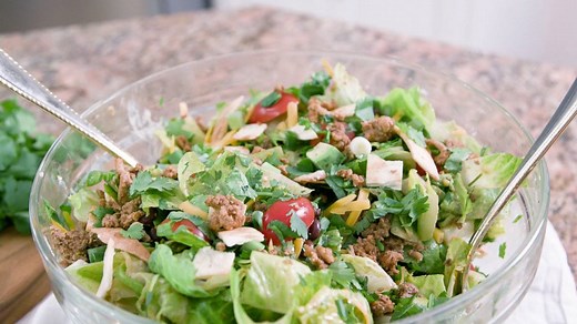 5.8K views · 45 reactions | Healthy Taco Salad with ground turkey, black beans, avocado, and Greek yogurt salsa dressing. An easy, delicious, low-carb recipe. RECIPE: https://www.wellplated.com/skinny-taco-salad/ | Well Plated | Facebook