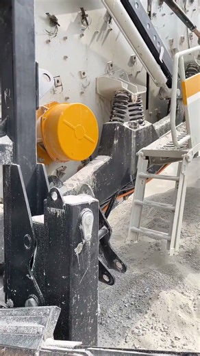 Track-mounted impact crusher with random, high-quality output.