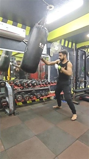 Punching Tutorial 👍 #punching #punchingbag #boxing #martialartstraining #gym #bodybuilding #shorts