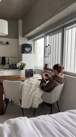 Woke up to a snowy Tokyo and you know I’m setting the vibes for the rest of the day ❄️🤍 #tokyo #tokyoapartment #lifeinjapan #studioapartment #japanlife