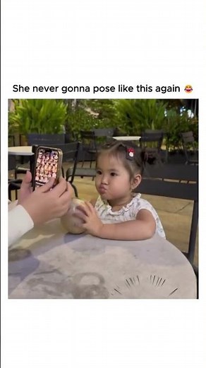 she never gonna pose like this again 😂