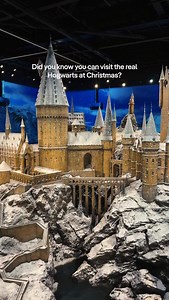 Muggles, this is not a drill! Hogwarts at Christmas is real. 🪄🎄 @wildwindwanders takes us inside Harry Potter Studio Tour London, where the wizarding world goes full festive for the holidays. Every winter, the sets are transformed with snow-dusted roofs, roaring fires in the Great Hall, and Christmas decorations inspired by scenes from the films. Long banquet tables are laid out just like the Hogwarts feasts, the Gryffindor common room feels extra cosy, and even Diagon Alley gets a seasonal gl