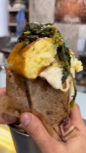 380K views · 11K reactions | Oggi il cliente vuole il massimo della golosità: Cuzzetiello con crocché, provola filante, fonduta di parmigiano e friarielli. Croccante fuori, filante dentro… una vera esplosione di sapori! #lafontelattea #napoli #rosettonacaldaecroccante #marenna #viamichelangelodacaravaggio #trattoriadamaresca #italia #posillipo #vomero | La FONTE Lattea - Trattoria da Michele | Facebook