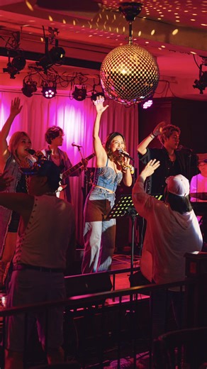 \\ 聴けば元気になれる / ケントス人気曲ベスト3 (Navy blue ver.) 1曲目 「You Are the Universe」 The Brand New Heavies 2曲目 「Born this way」 Lady Gaga 3曲目 「Treasure」 Bruno Mars . . 音楽が蘇る空間 “KENTO’S YOKOHAMA” 1976年に六本木で誕生し、今では銀座と横浜に広がる大人のライブハウス。 横浜ケントスでは、70年代～80年代のディスコクラシックスやロックをはじめ、R&B、ソウル、90年代以降のヒットソングなど、時代を超えて愛される音楽を、専属バンドが連夜お届けしています。 お酒を片手にリズムに浸り、1人でもグループでも気軽に楽しめる居心地の良い空間です。どこか懐かしさを感じながら、思い出を刻むひとときをお過ごしください。 “KENTO’S YOKOHAMA”で、皆様のご来店を心よりお待ちしております。 . . #ke#kentose#kentosyokohamaン#ケントス浜#横浜ケントス浜#横浜グルメ