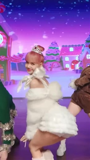 LISA Money Dance Performance (Christmas ver)