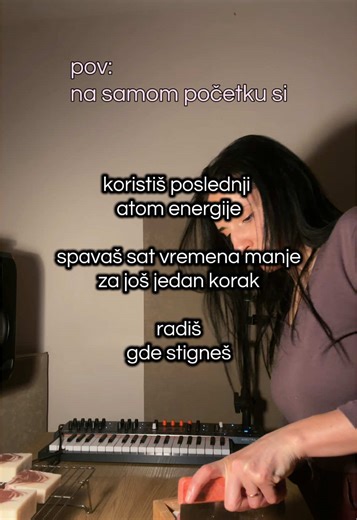 jedva sam čekala da isečem sapun a onda se desio još jedan san kad nisam sela ni na pet minuta. 🦸🏻‍♀️ I kada se takav dan priveo kraju pomislila sam: i ovo je ok. Mogu da odustanem a mogu i da uradim onoliko koliko je sada moguće. 🗡️✨ Nije se desilo sečenje sapuna u super estetičnom okruženju, uz cvrkut ptica i lepo osvetljenje već u studiju mog muža negde iza ponoći. 🎶🦉 Verujem da ću jednog dana raditi u zahvalnijim uslovima a svima koji nešto započinju samo želim da kažem kao i sebi: nema