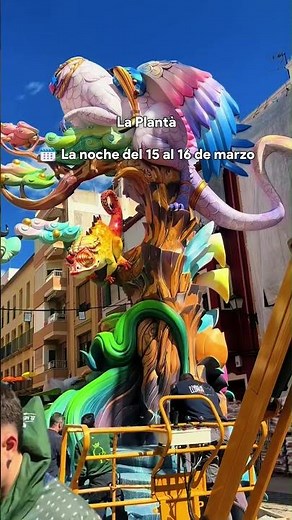Vive la magia de las Fallas de Valencia: tradición, fuego y emoción en cada rincón 🔥