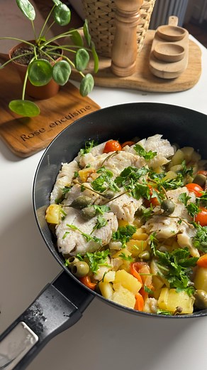 Poisson aux saveurs méditerranéenne ☀️🐟🥔 Pour 2 : - 500 g de pommes de terre 🥔 - 250 g de tomates 🍅 - quelques olives vertes - 2 oignons 🧅 - huile d’olive - filet de poisson 🐟 - câpres ou caprons comme ici - persil Et bon appétit 😋 | poisson à la méditerranéenne , recette facile , pomme de terre et poisson , cuisiner le poisson , recette facile | | Rose en cuisine