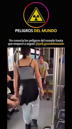 Peligros Del Mundo on Instagram: "La extraña muerte de Bruce Lee 🐉 Bruce Lee murió en 1973 con solo 32 años, oficialmente por una reacción cerebral a un analgésico. La explicación nunca convenció del todo. El actor estaba en su mejor momento, rompiendo barreras culturales y acumulando enemigos en la industria del cine. Algunos médicos hablaron de colapso inexplicable, mientras teorías apuntan a conspiración, mafia o incluso técnicas prohibidas. Su muerte convirtió a Bruce Lee en leyenda… y en m