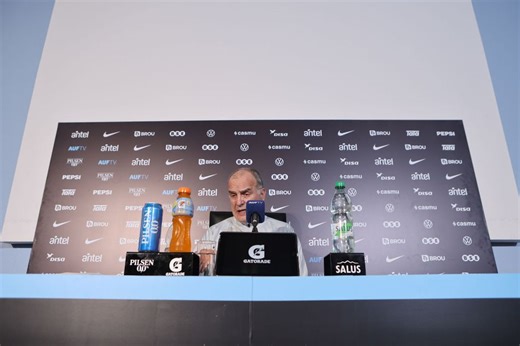 Risas, mirada a los ojos a periodistas y mucha agua: el lado B de la conferencia de Bielsa