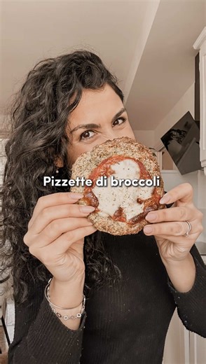 Tagga qualcuno che non ama le verdure 🤪 Perché così le amerà di sicuro 😂❤️ INGREDIENTI 400 grammi di broccoli 60 grammi di farina (va bene anche senza glutine) 30 grammi di parmigiano 2 uova Per il condimento: 100 grammi di pomodoro 100 grammi di mozzarella per pizza PROCEDIMENTO Lessate i broccoli in abbondante acqua salata (potete anche lasciarli crudi ed aumentare la cottura in forno ricordandovi però di aggiungere il sale), frullateli e aggiungeteli al resto degli ingredienti. Formate le p