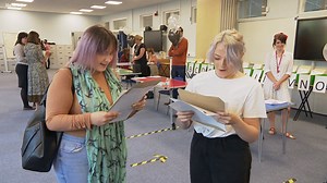 WATCH: Midlands students receive their #GCSEresults after days of worry. 😅🥳 The number of pupils achieving top grades – at least a 7 or an A grade – is at a record high! 🎊 #ResultsDay | #GCSEs2020 Read more: https://www.itv.com/news/central/2020-08-20/thousands-of-midlands-students-receive-gcse-results-after-days-of-worry | ITV Central