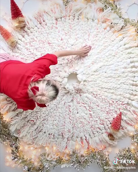 DIY Yarn Christmas Tree Skirt Tutorial