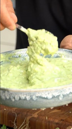 So wird Guacamole cremiger und besser streichbar