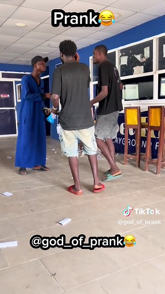 Funniest prank Ever😂😂😂😂 Watch till the end😂😂 Do not watch while eating 😂💔 Please like,Follow &Repost #fyp #viral_video @god of prank2