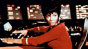 Nichelle Nichols, Lieutenant Uhura On ‘Star Trek’, Dies At 89 | THR News