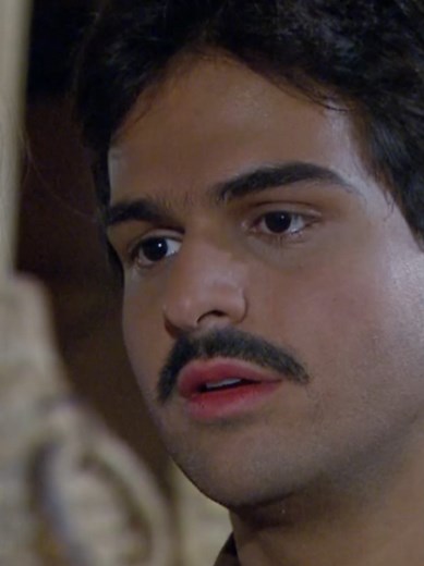 ¿Qué hará Rafael con Silvia y Clara en el mismo lugar? 🔥 ¿Qué decidirá su corazón? ❤️‍🔥 No te pierdas de #RafaelOrozcoElÍdolo esta noche después de #MaríaLaCaprichosa