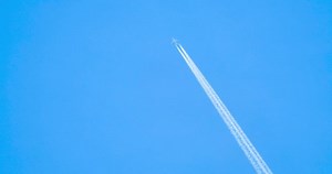 青空に伸びる飛行機雲
