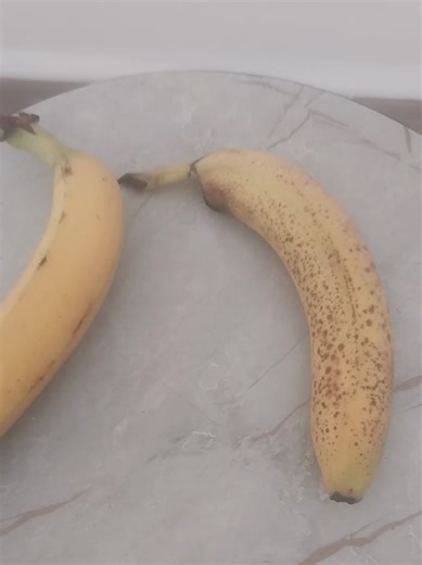 📚 Sources scientifiques (références fiables) : • Étude sur les composés antioxydants et bioactifs de la banane (article scientifique – PubMed) : https://pubmed.ncbi.nlm.nih.gov/18329185/ • Fruits, légumes et réduction du risque de cancer – World Cancer Research Fund (version française) : https://www.wcrf.org/fr/prevenir-le-cancer/alimentation-nutrition/fruits-et-legumes/ • Revue scientifique sur les composés bioactifs des fruits et leurs effets protecteurs sur les cellules : https://pubmed.ncbi