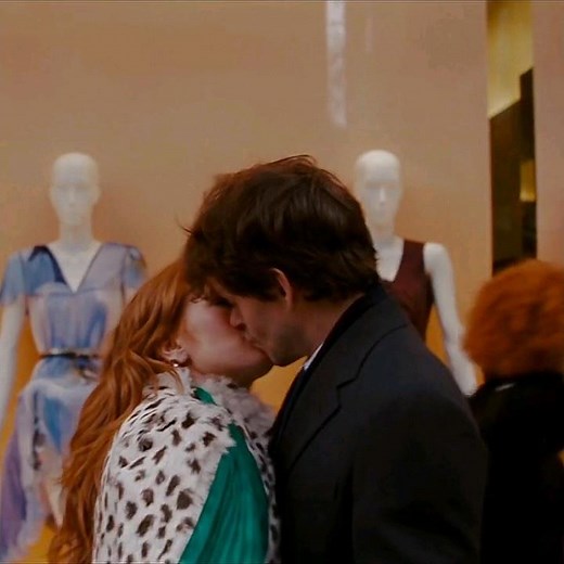 The girl in the green scarf 💚 (Confessions of a Shopaholic 2009)