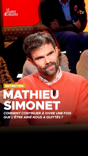 🗣️"On ne peut pas affronter le deuil, on peut juste le contourner." 👉Mathieu Simonet, qui publie "Le grain de beauté" (Philippe Rey), où il revient sur la mort de son mari, emporté par un mélanome, évoque l’énigme du deuil. 📺(Re)voir en intégralité sur France tv : http://bit.ly/3AN3fG2 | La Grande Librairie