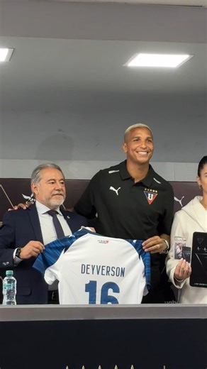 🔴⚪🇧🇷 Deyverson posando ya con la camiseta de su nuevo equipo @ldu_oficial. 🎥 @danord_22 para #SegmentoFútbol | Segmento Fútbol