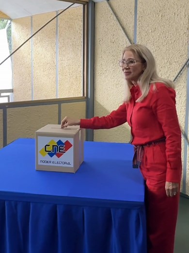Venezolanos Ejercen su Derecho al Voto por un Futuro Mejor
