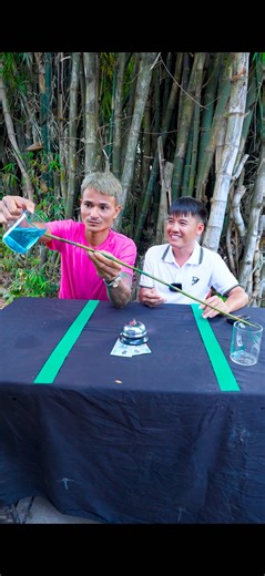 Thử Thách Đổ Nước Không Dụng Cụ Cực Hài Hước