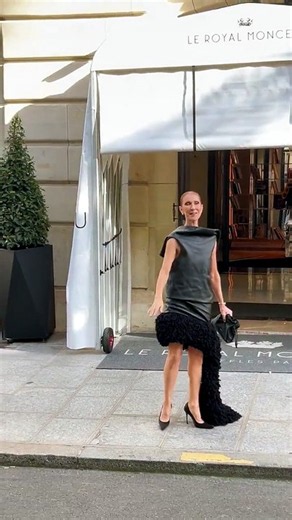 Moment de grâce - En sortant ce soir de son hôtel parisien, Céline Dion chante et danse avec ses fans qui l’attendaient depuis de longues heures
