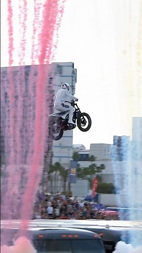 Travis Pastrana jumping a record 16 Greyhound buses