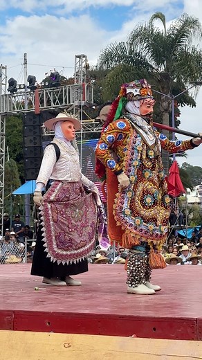 Una de las danzas más prolíficas, populares y tradicionales de Michoacán, La Danza de los Kúrpites… aquí el Tarepiti y la Maria o Maringuia luciendo sus pasos 😍❤️👌🏻 | Michoacán de Corazón