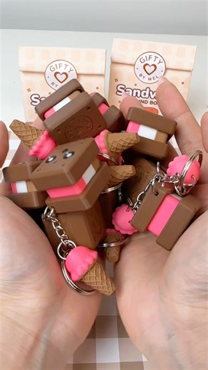 LOVEEE the mini ice creams 🥺 available on www.giftybymel.com ✨ #fidget #blindbox #kawaii