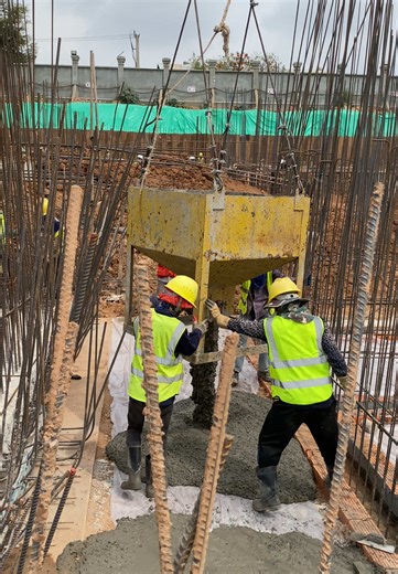 Pouring Lean Concrete in Construction Projects