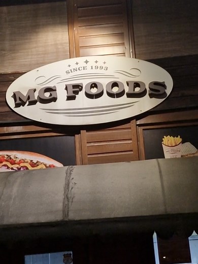 Coadă la MG: nostalgia burgerilor de noapte