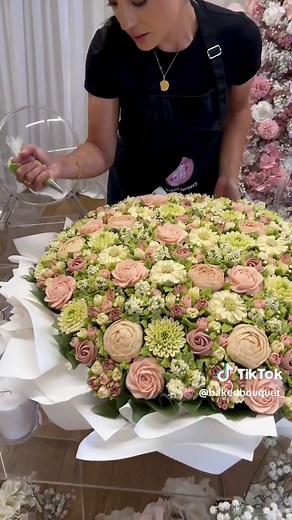 Help me name this wedding cupcake dome 🤍