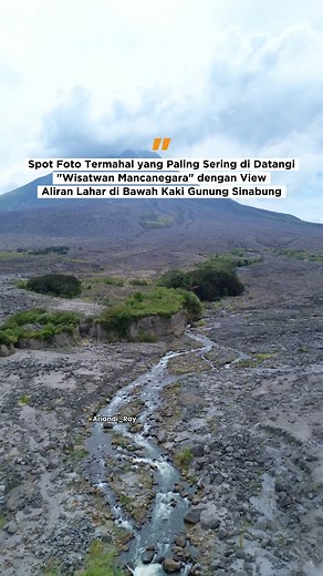 Meski Terkesan Gersang, Spot Foto disini Punya Daya Tarik Tersendiri Terutama Wisatawan Mancanegara yang Datang Dari Berbagai Luar Negeri. 📍Aliran Lahar di Bawah Kaki Gunung Sinabung, Kabupaten Karo, Provinsi Sumatera Utara. #explore #gunungindonesia #gunungsinabung #wisata #droneshots #ariandiray #Info | Ariandi Rambe
